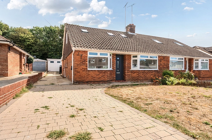 5 bedroom  semi-detached bungalow to rent