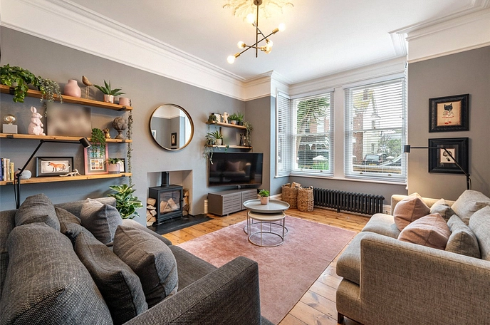 5 bedroom  semi-detached house for sale