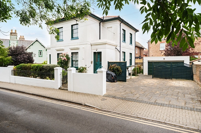 5 bedroom  detached house for sale