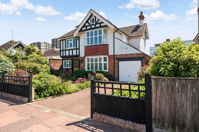 6 bedroom  detached house for sale