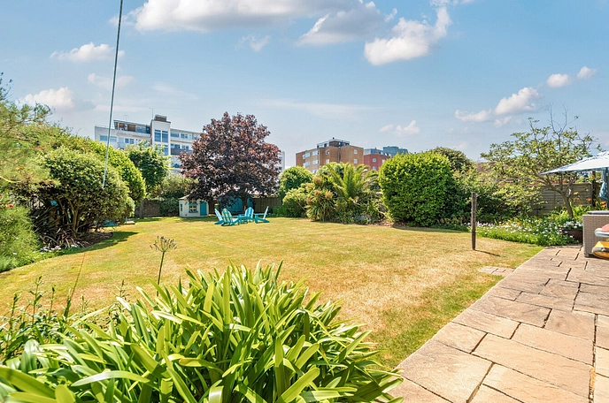6 bedroom  detached house for sale