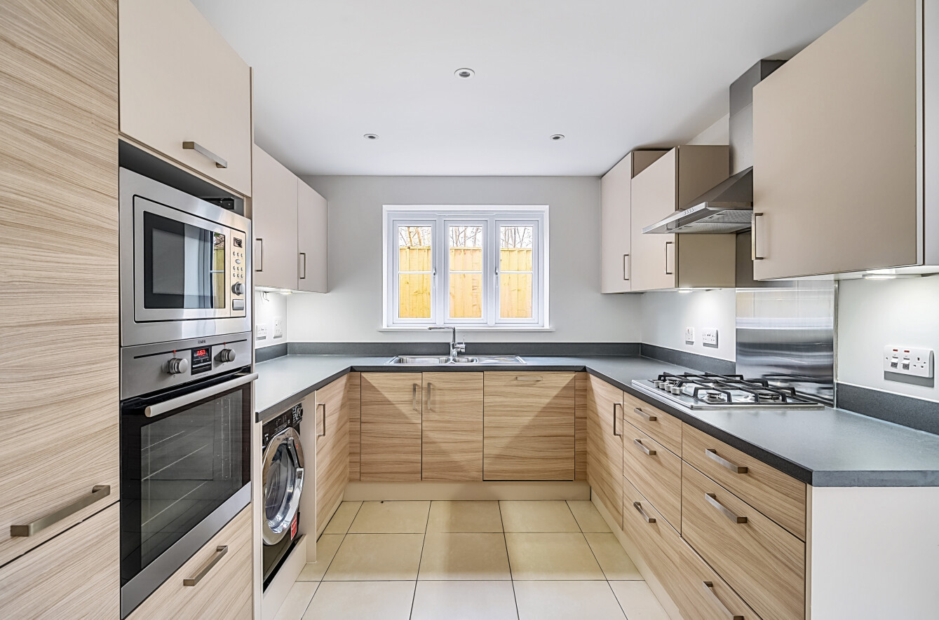 3 bedroom  semi-detached house to rent