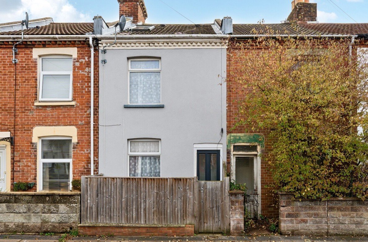 3 bedroom  terraced house for sale