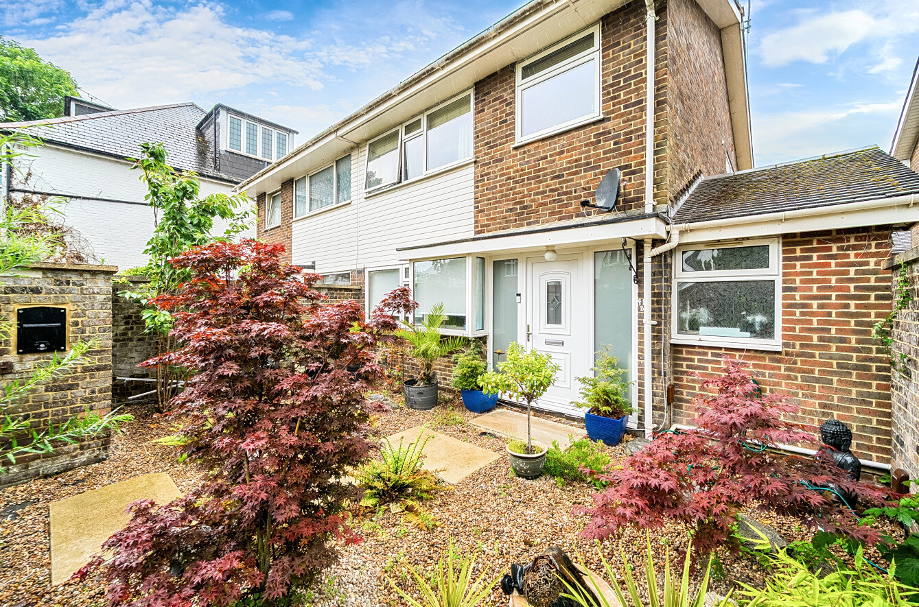 3 bedroom  semi-detached house for sale