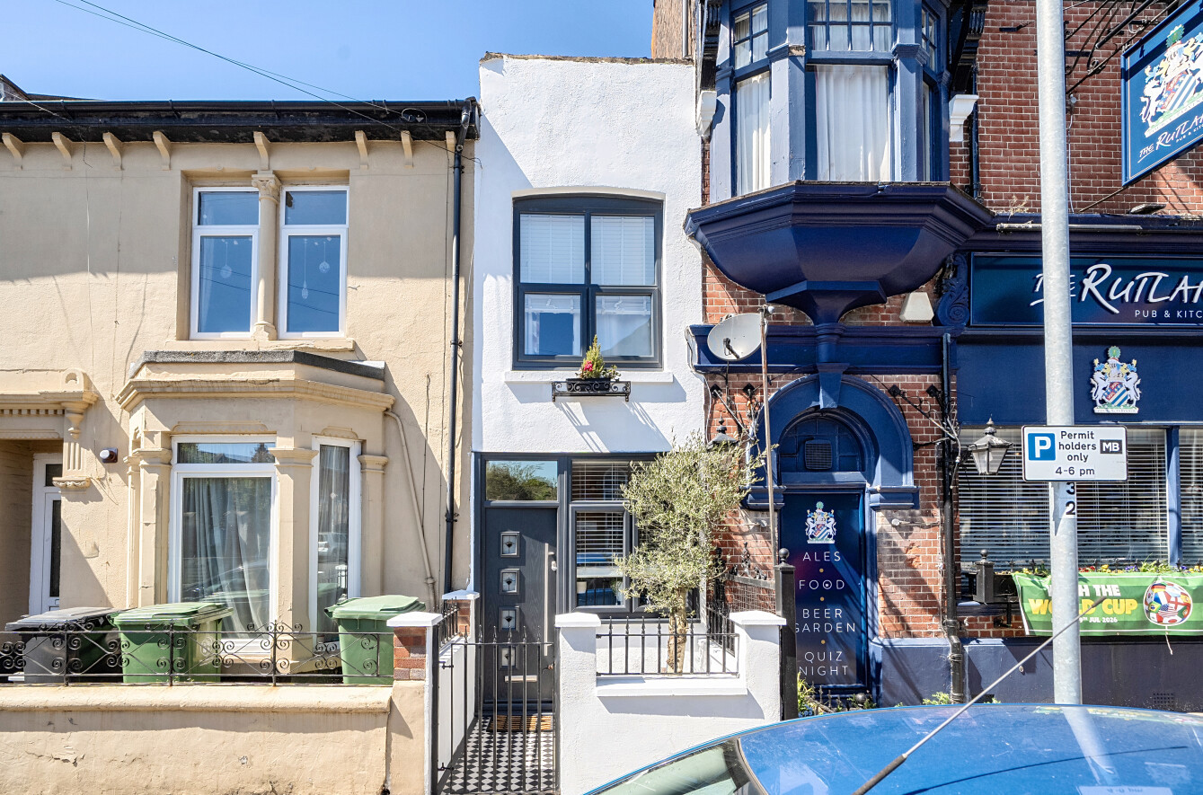 2 bedroom  terraced house for sale