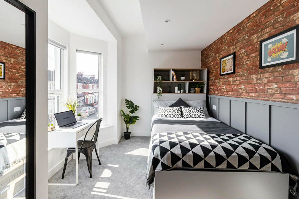 8 bedroom terraced house to rent