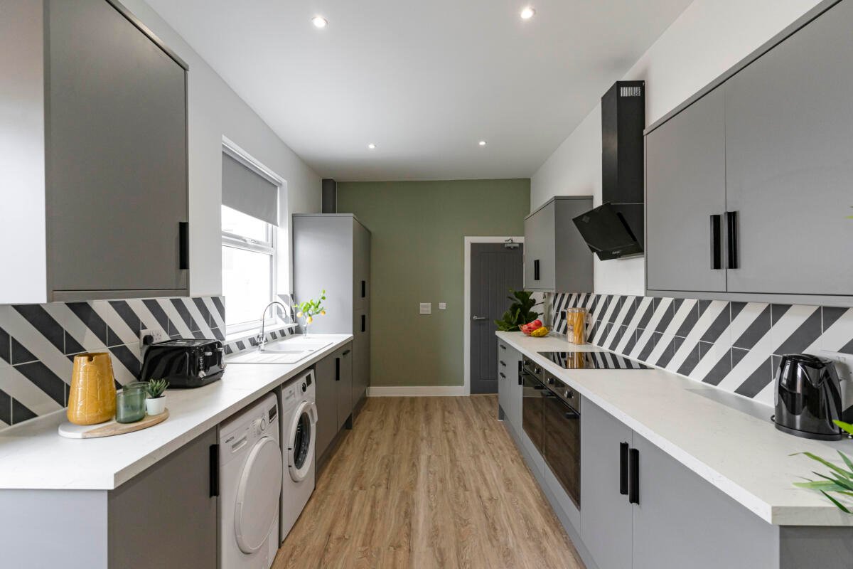 6 bedroom terraced house to rent
