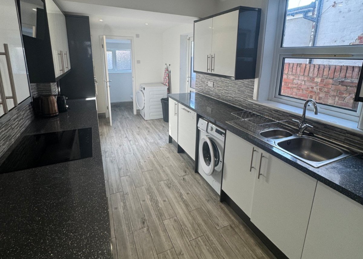 6 bedroom  terraced house to rent