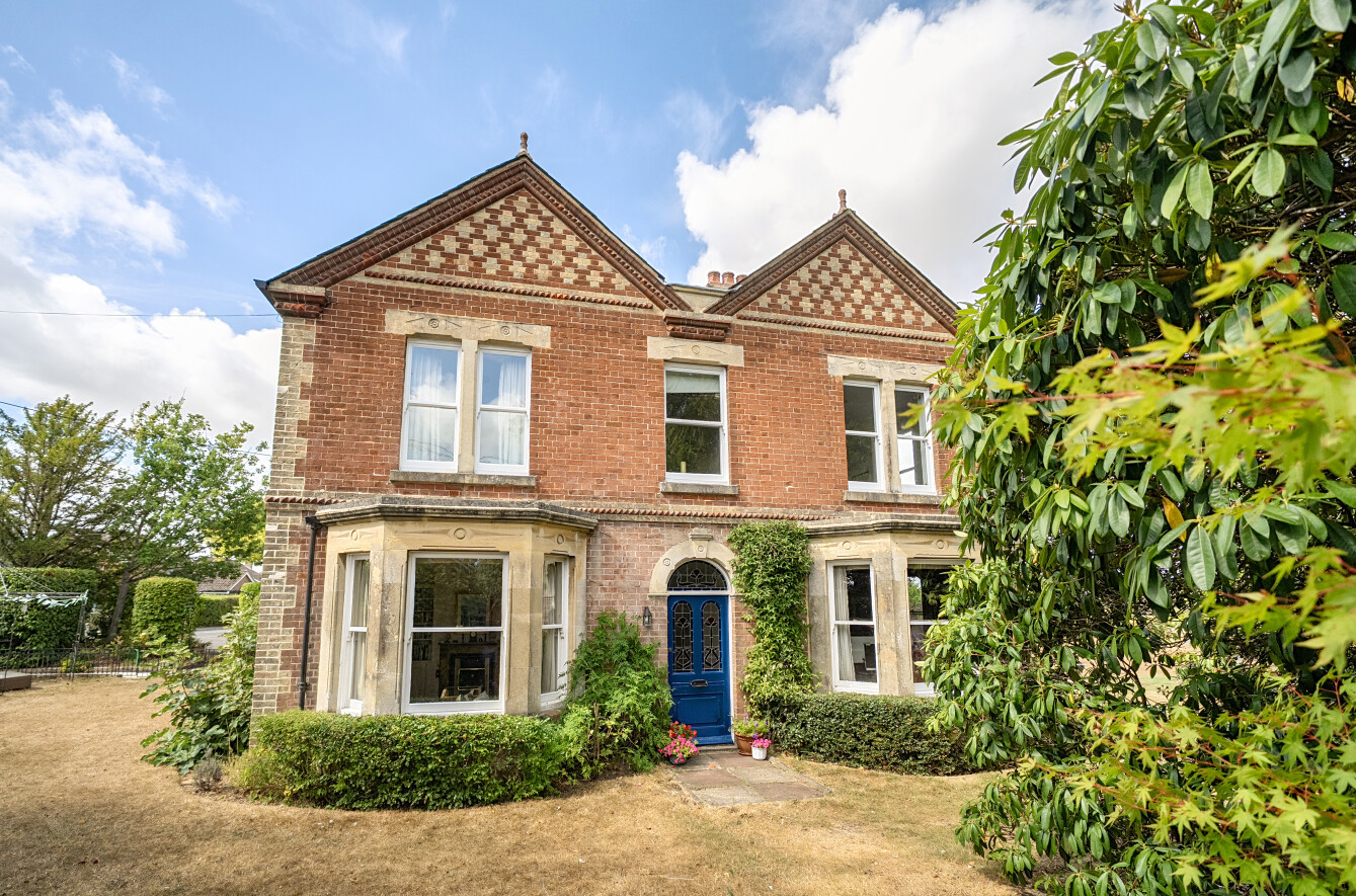 5 bedroom detached house for sale