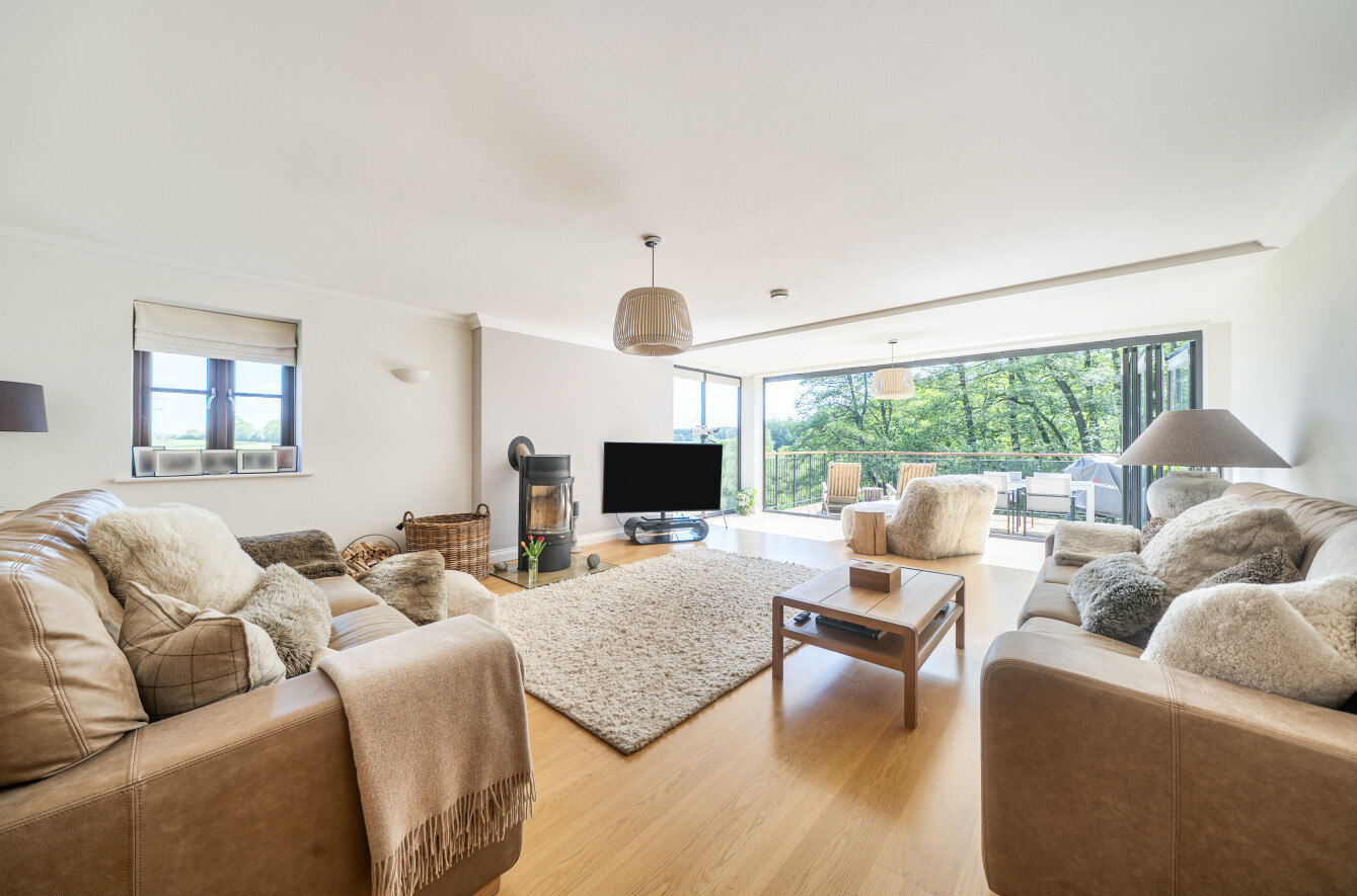 5 bedroom  detached house for sale