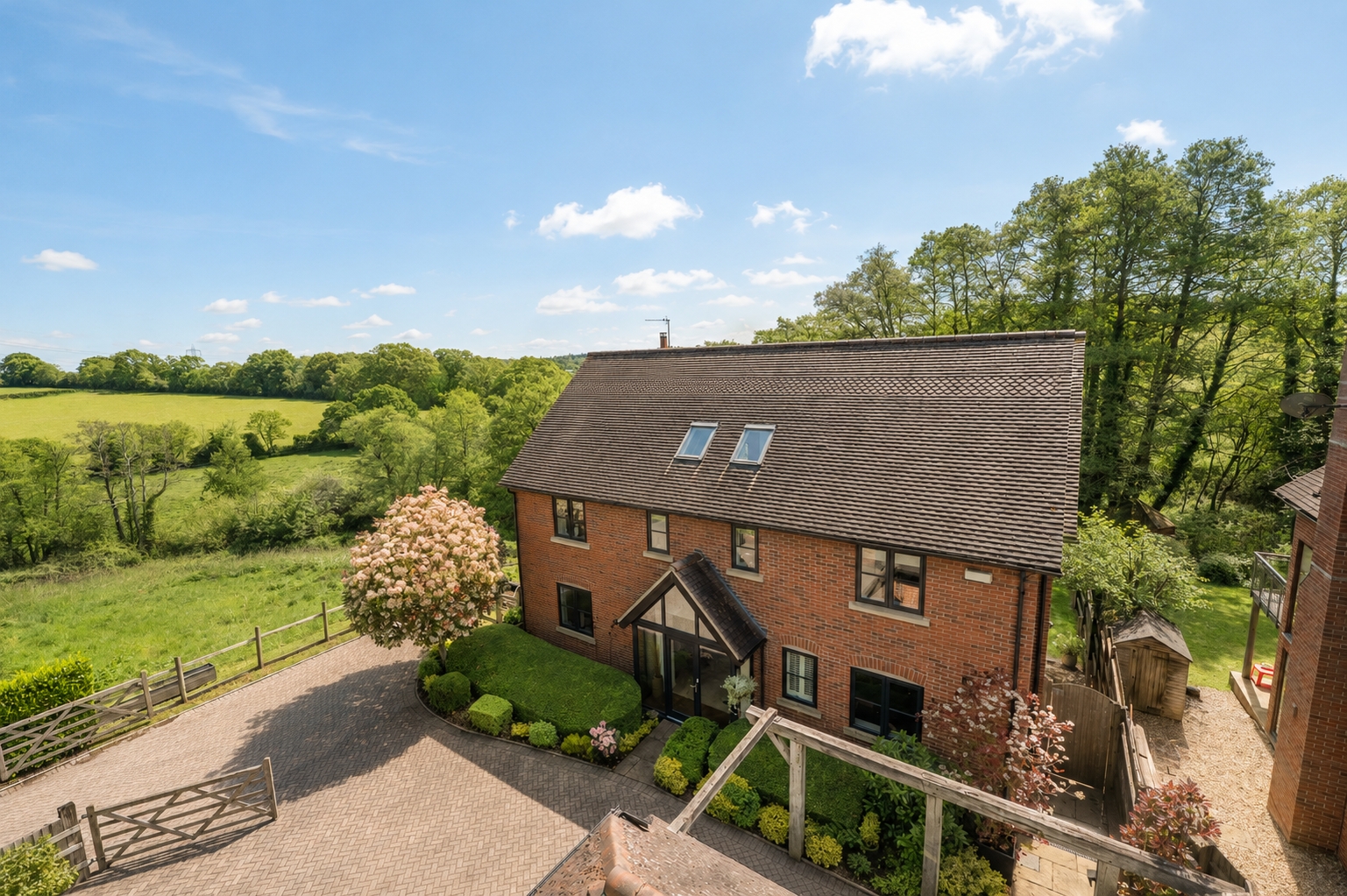 5 bedroom  detached house for sale