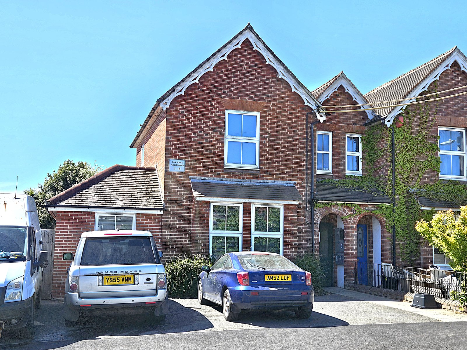 6 bedroom  semi-detached house for sale