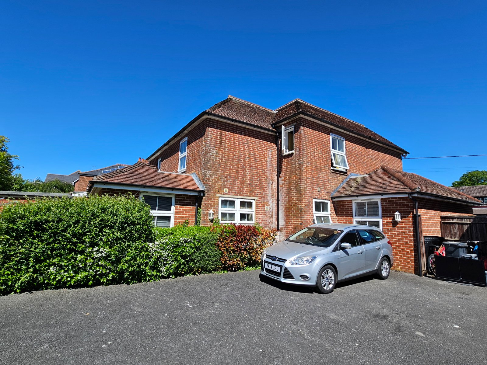 6 bedroom  semi-detached house for sale