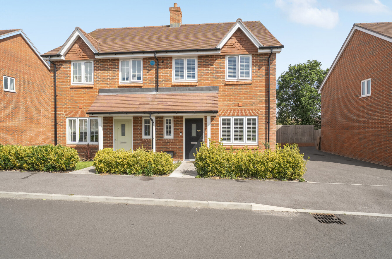 3 bedroom  semi-detached house for sale
