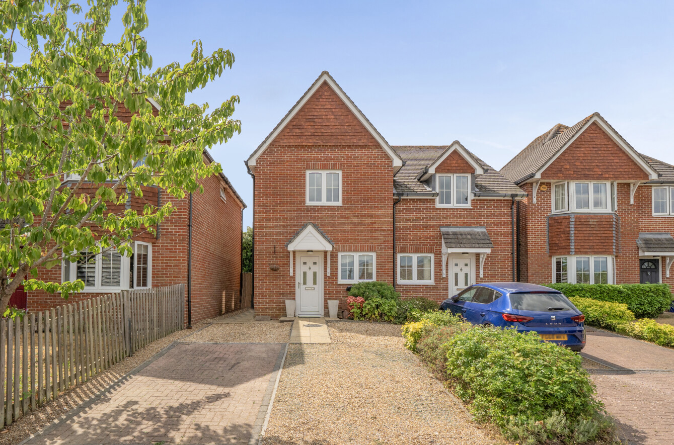 2 bedroom  semi-detached house for sale