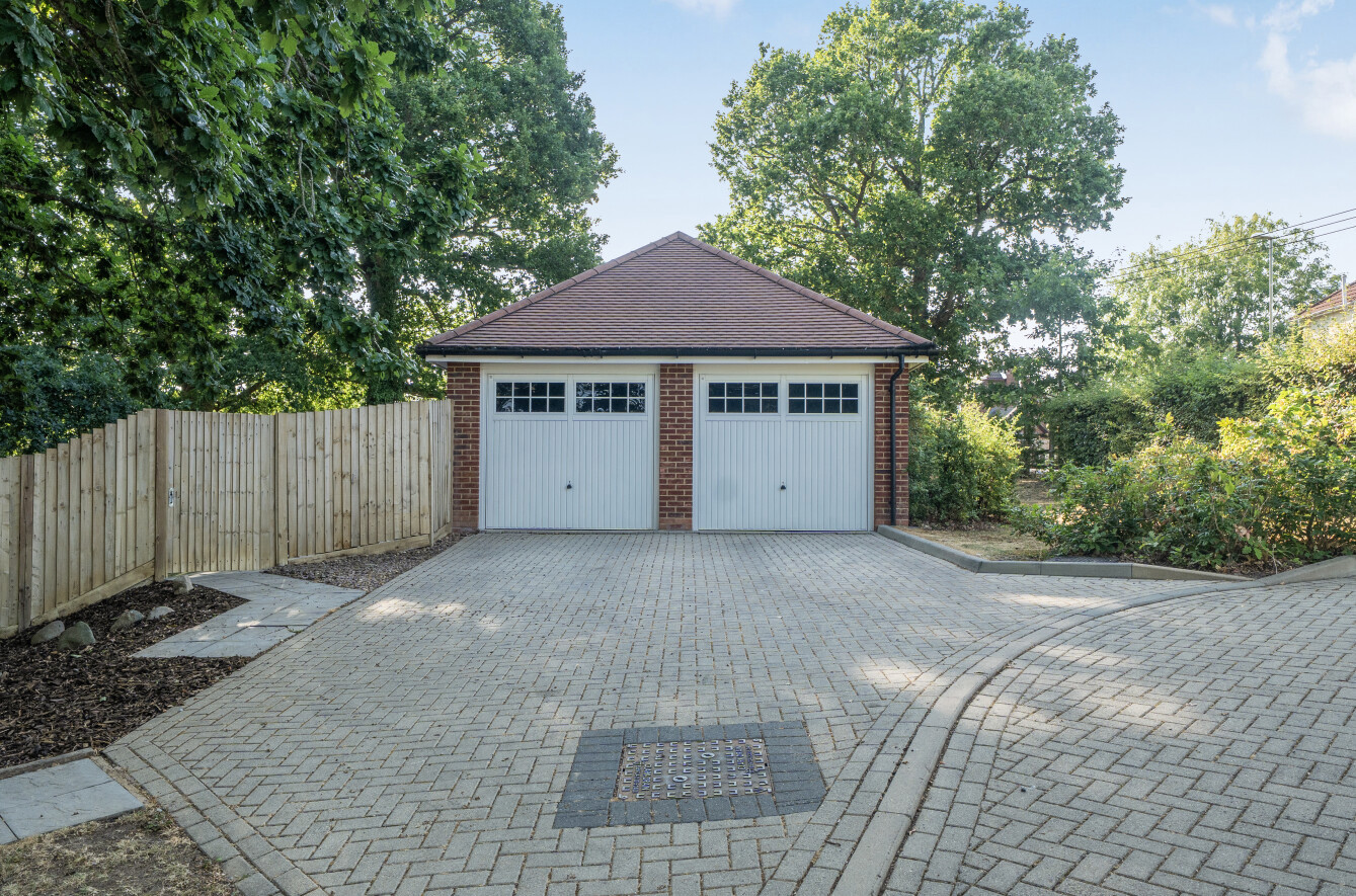 5 bedroom  detached house for sale