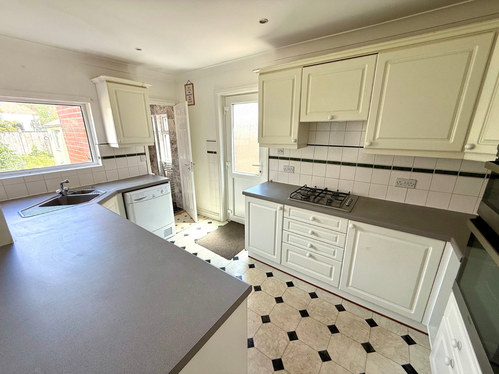 4 bedroom semi-detached house to rent