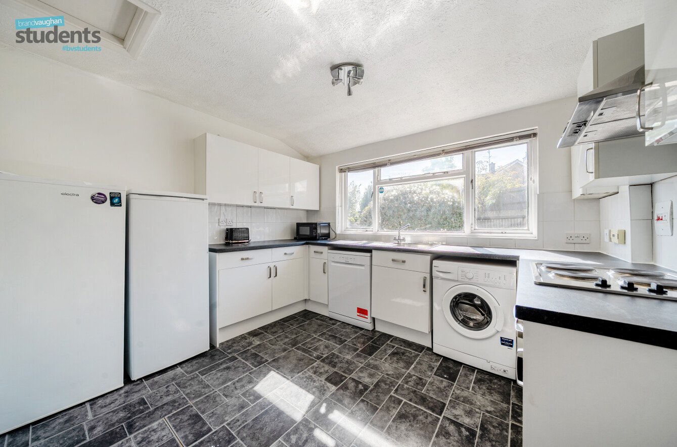 6 bedroom semi-detached house to rent