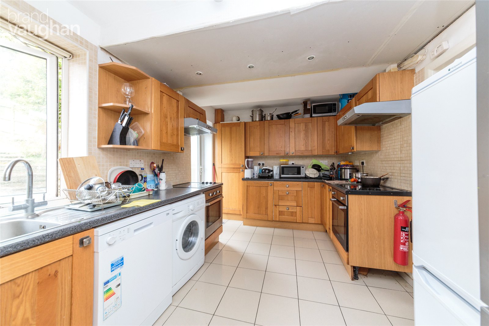6 bedroom semi-detached house to rent