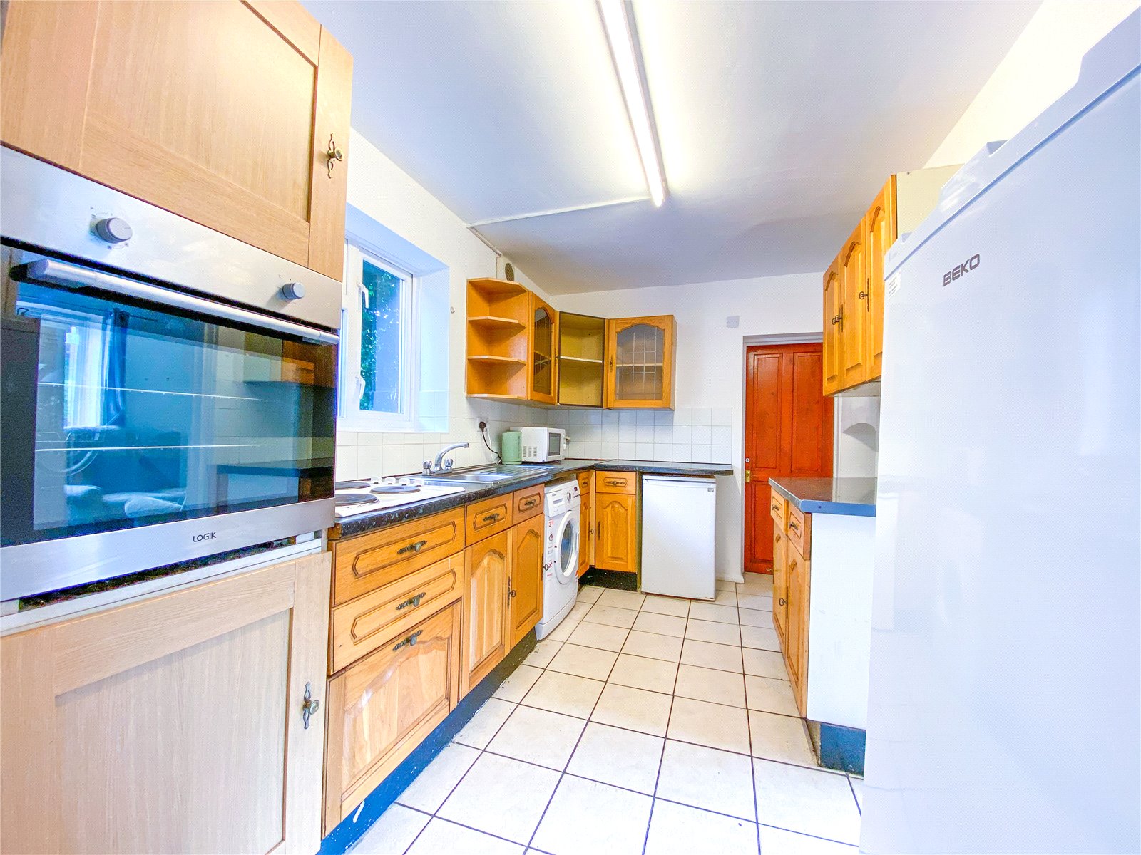 5 bedroom  semi-detached house to rent