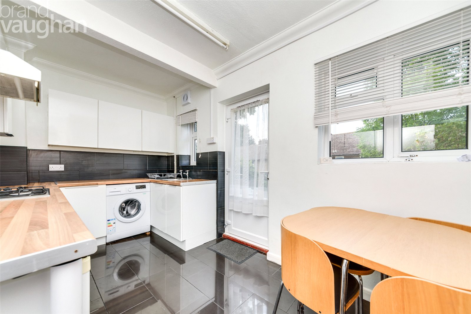 4 bedroom semi-detached house to rent