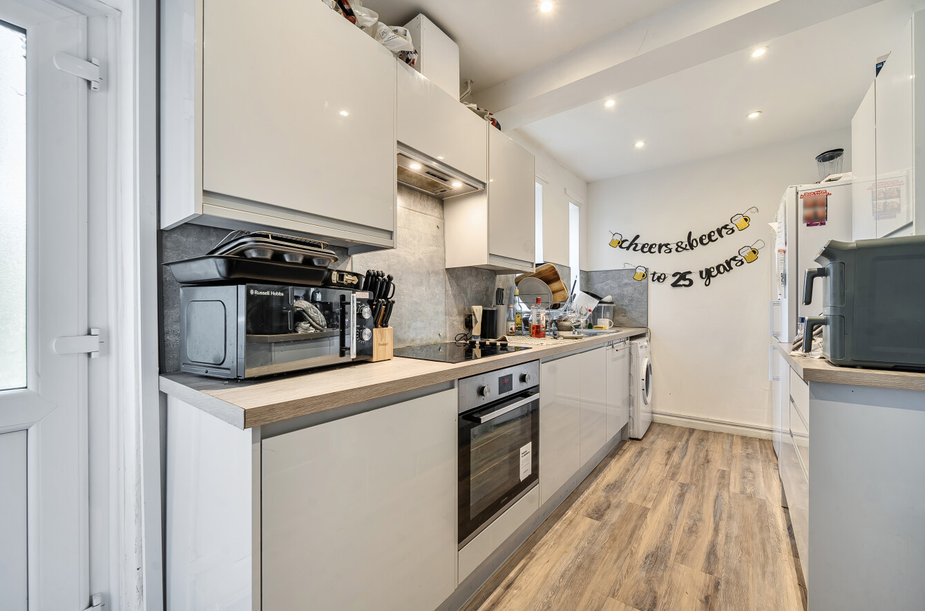 5 bedroom semi-detached house to rent