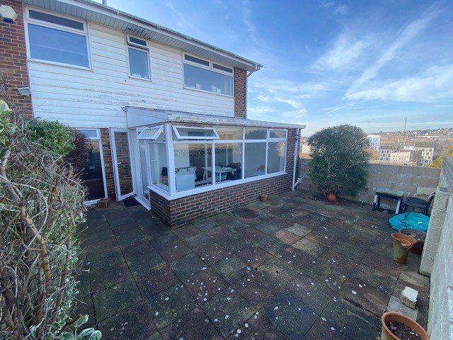5 bedroom  semi-detached house to rent