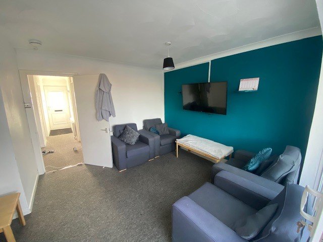 5 bedroom semi-detached house to rent