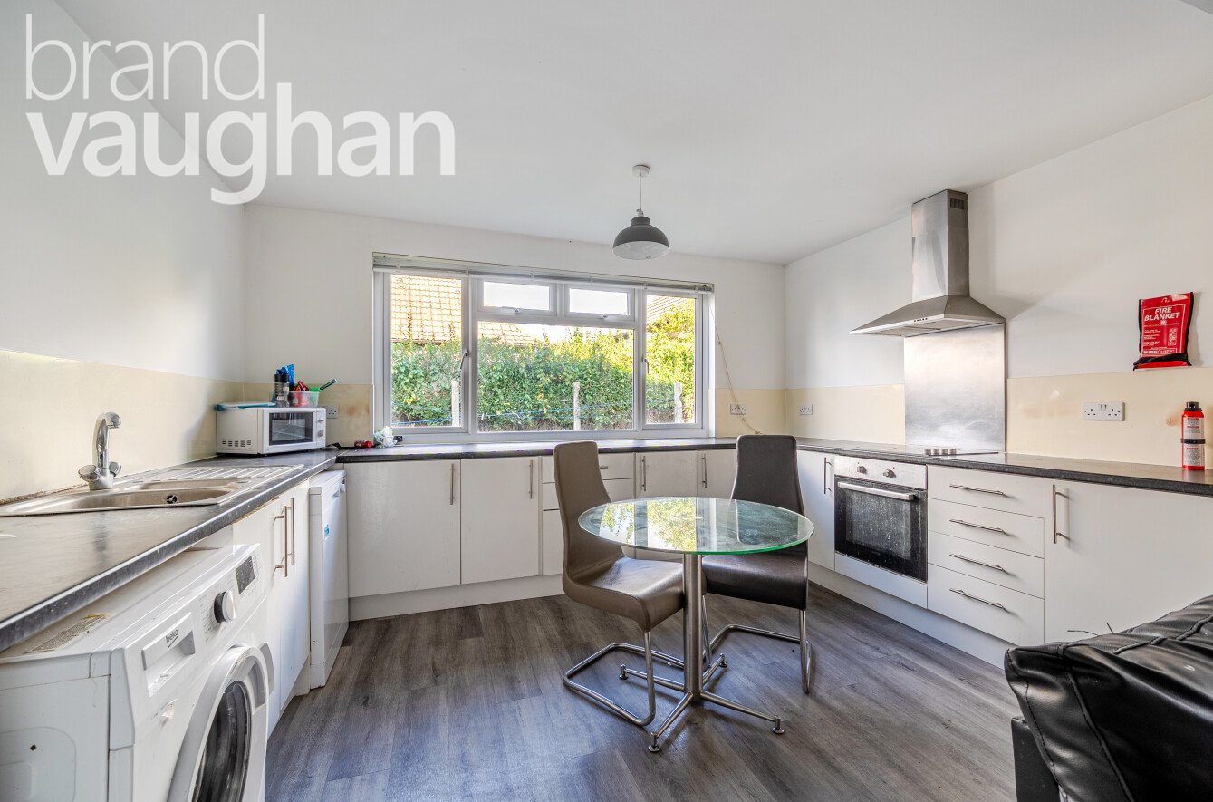 6 bedroom semi-detached house to rent