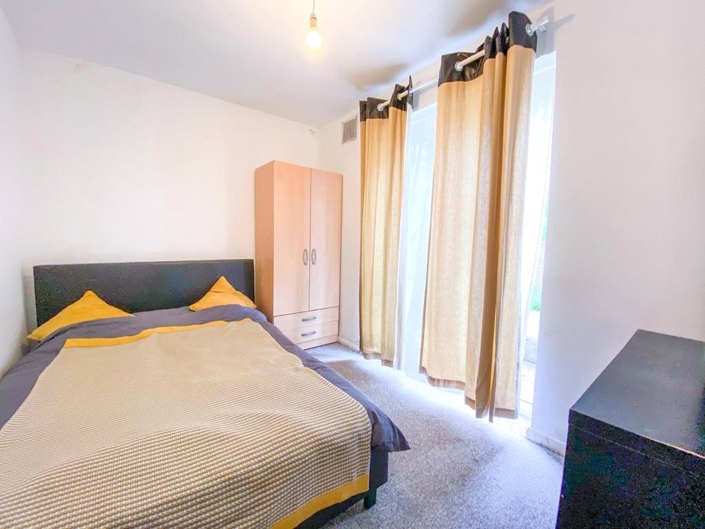 5 bedroom semi-detached house to rent