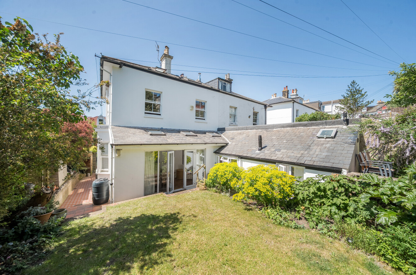 5 bedroom  semi-detached house for sale