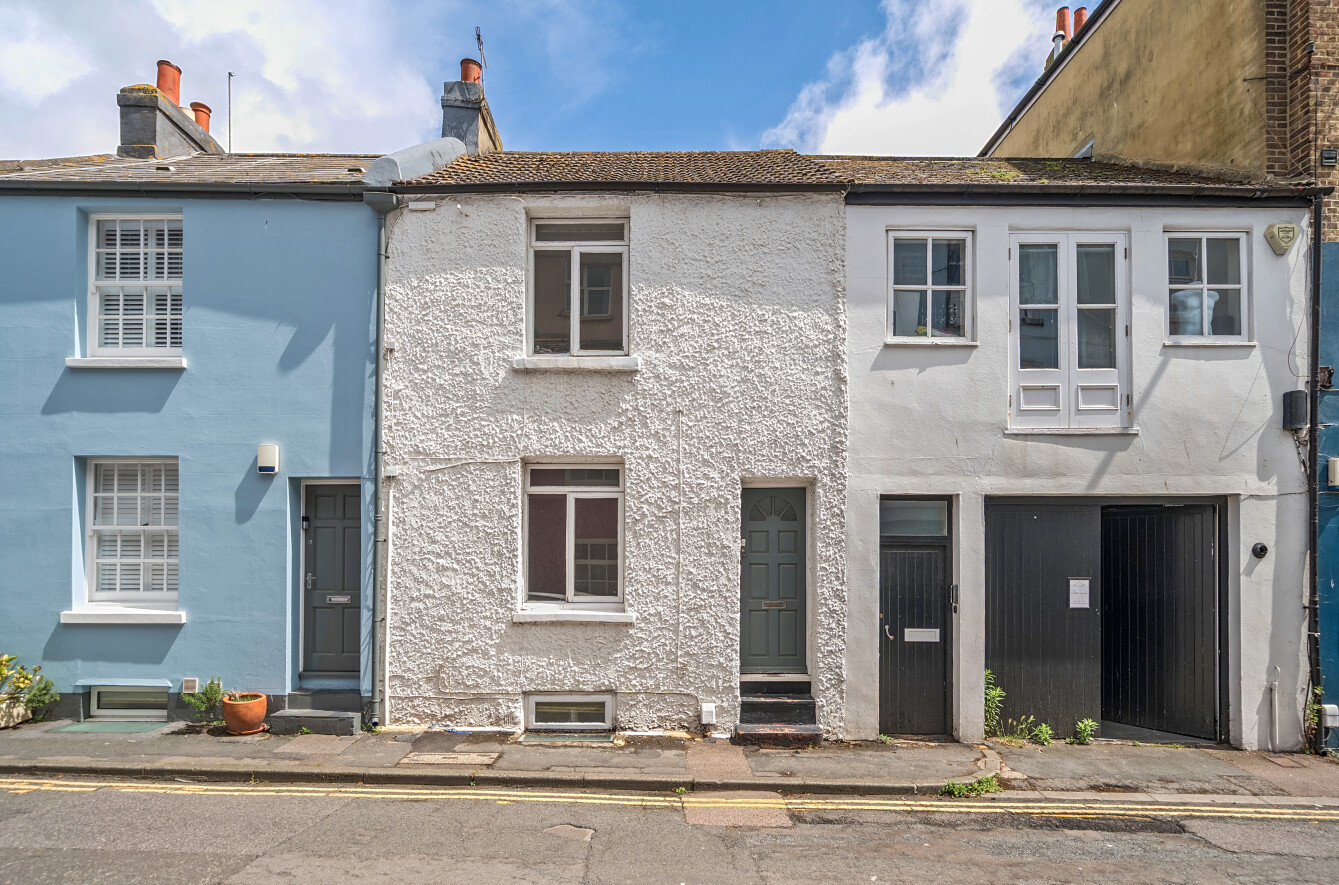 2 bedroom  terraced house for sale
