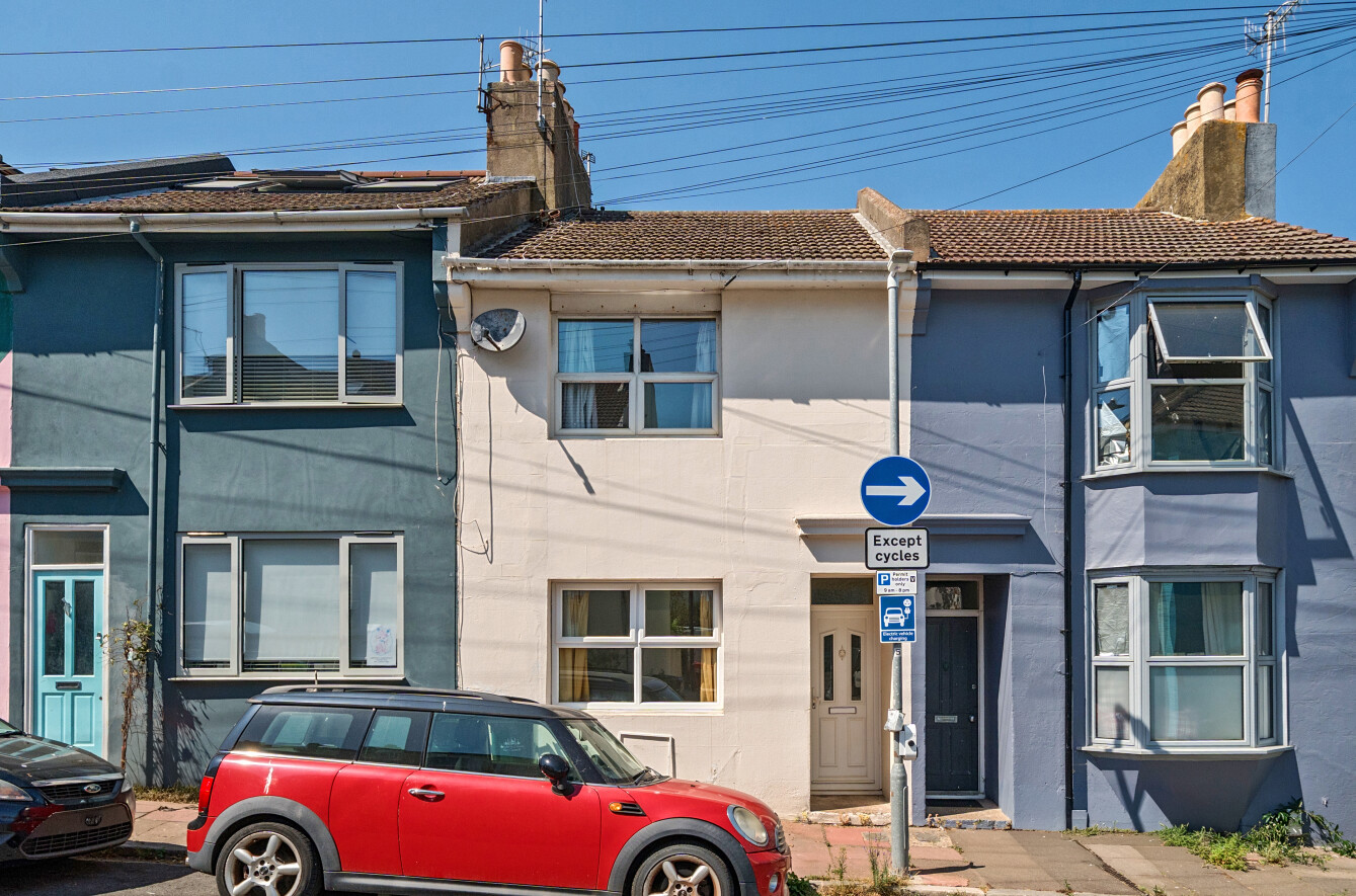 3 bedroom  terraced house for sale