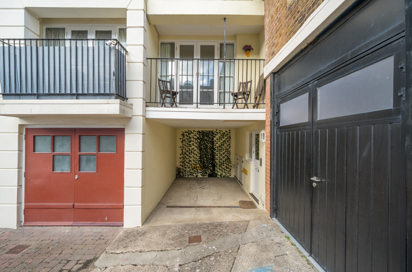 2 bedroom  terraced house for sale