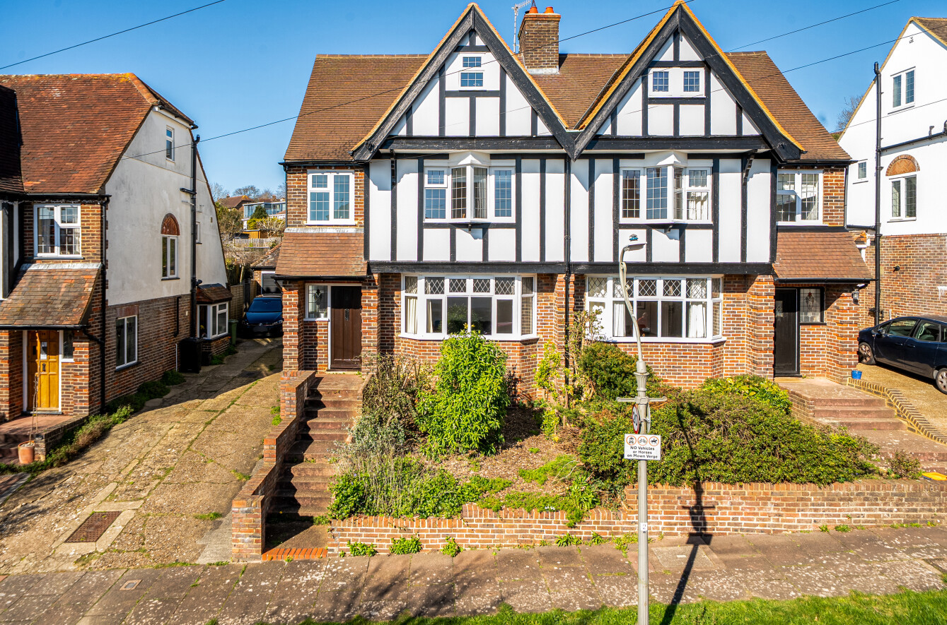3 bedroom  semi-detached house for sale