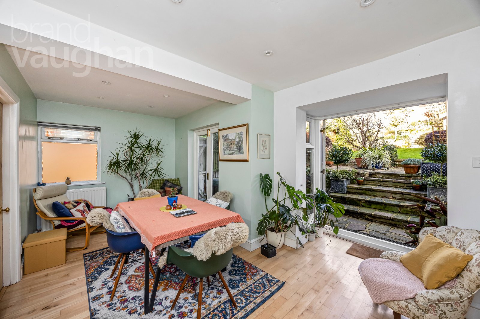 5 bedroom semi-detached house for sale