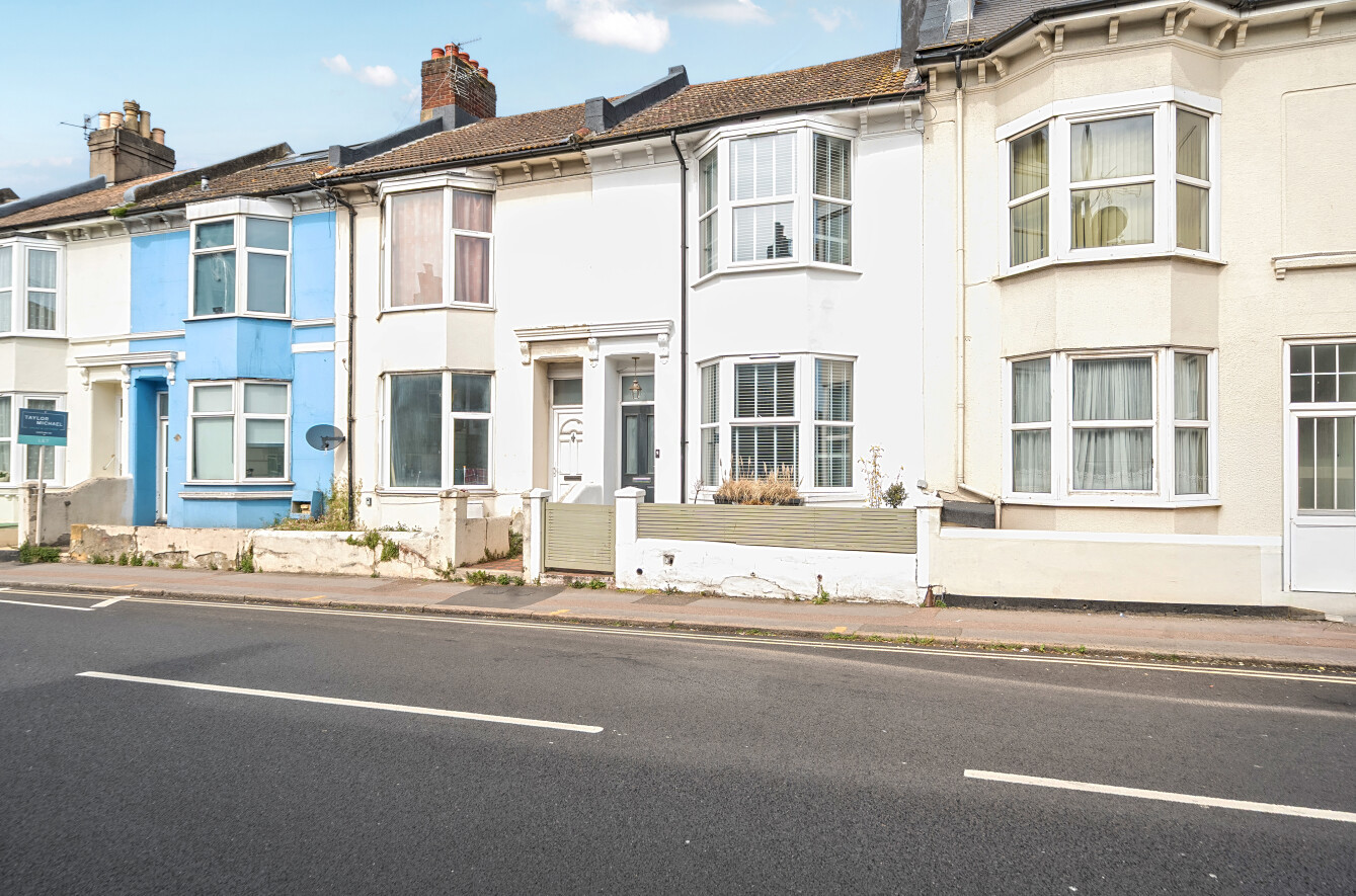 2 bedroom  terraced house for sale