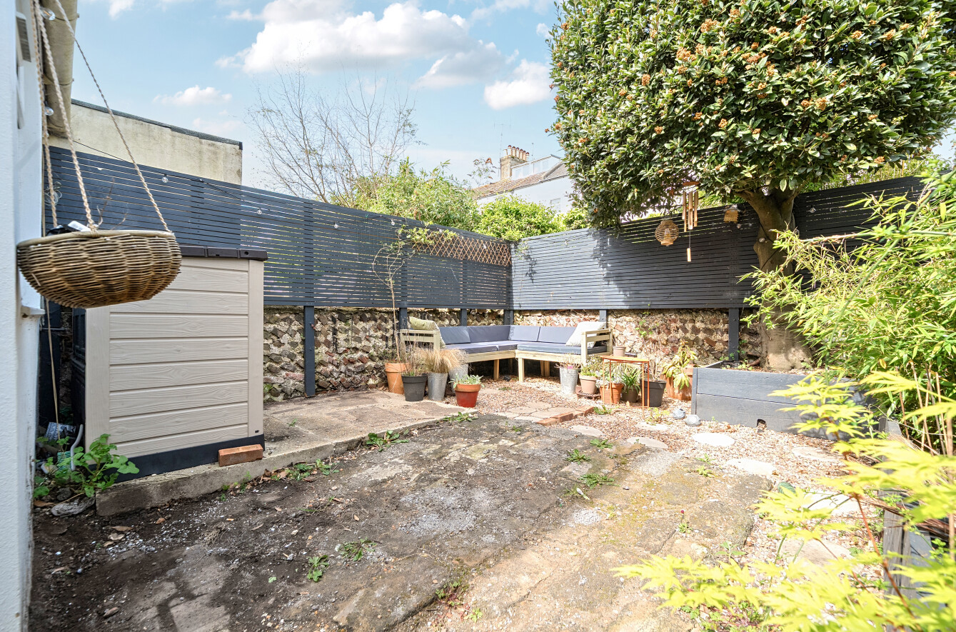 2 bedroom  terraced house for sale