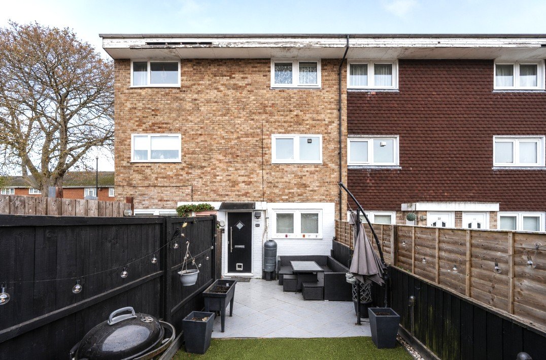 2 bedroom maisonette for sale