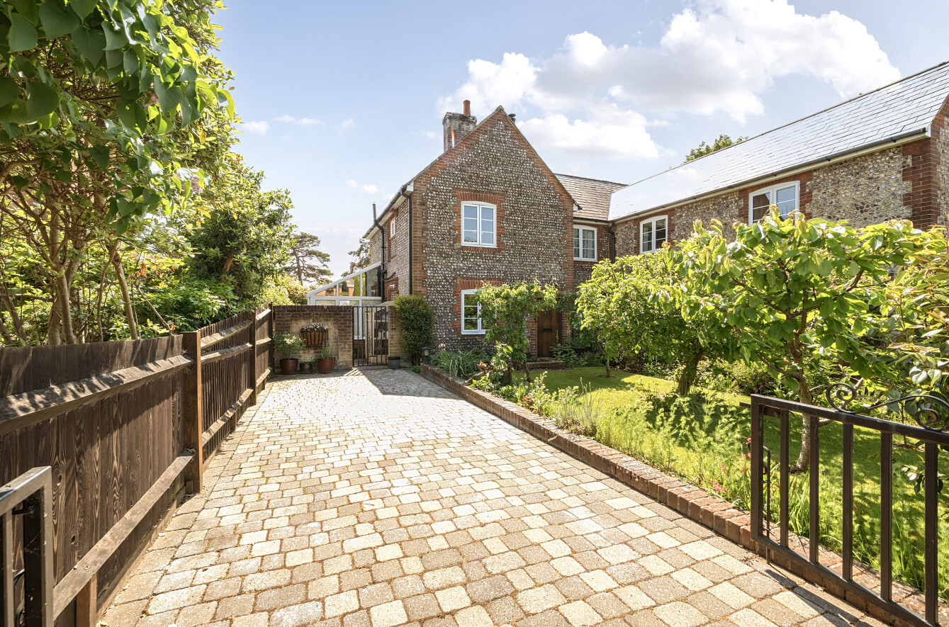 2 bedroom  semi-detached house for sale