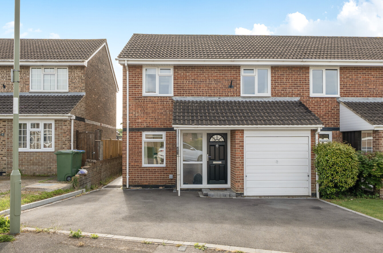 3 bedroom  semi-detached house for sale