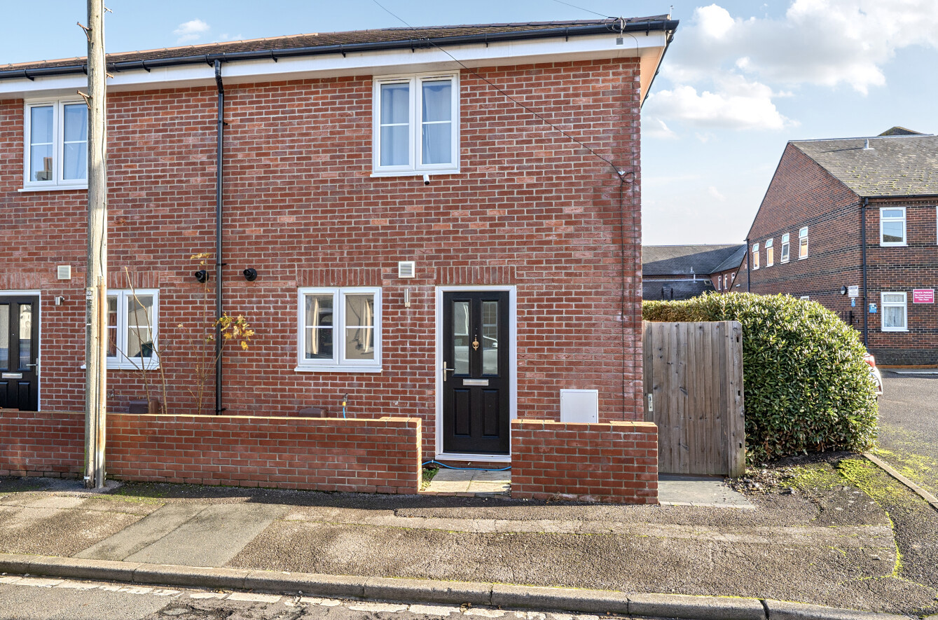 3 bedroom  semi-detached house for sale