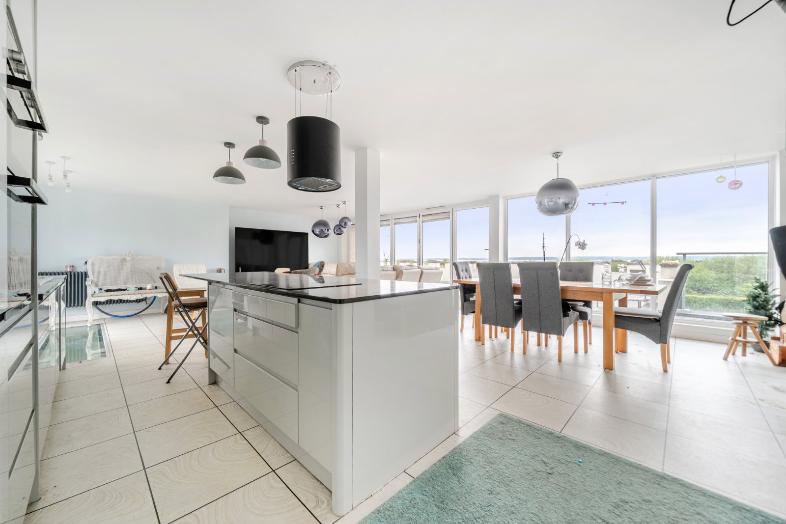 5 bedroom  semi-detached house for sale
