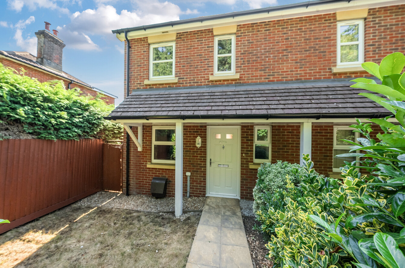 3 bedroom  semi-detached house for sale