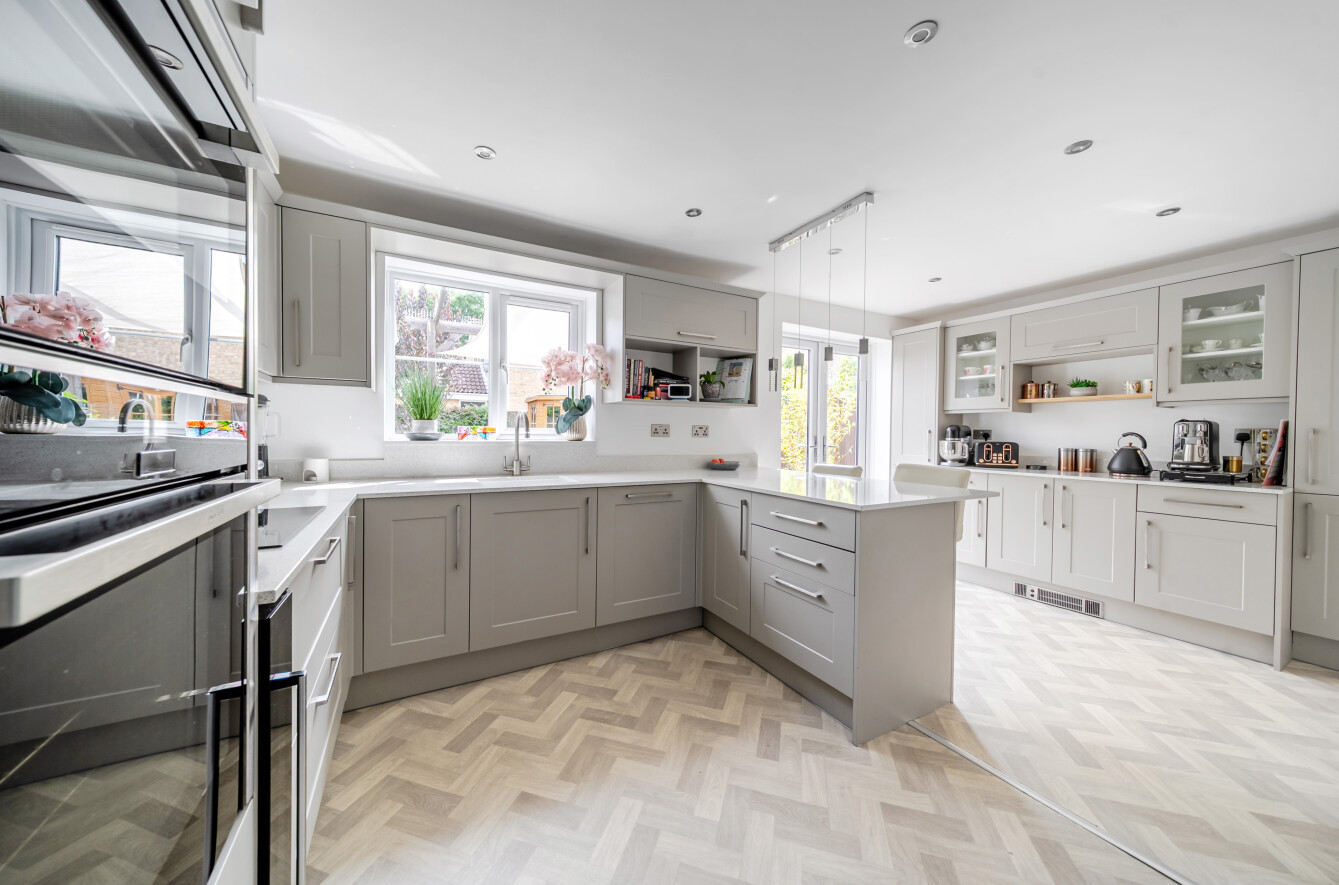 5 bedroom  detached house for sale