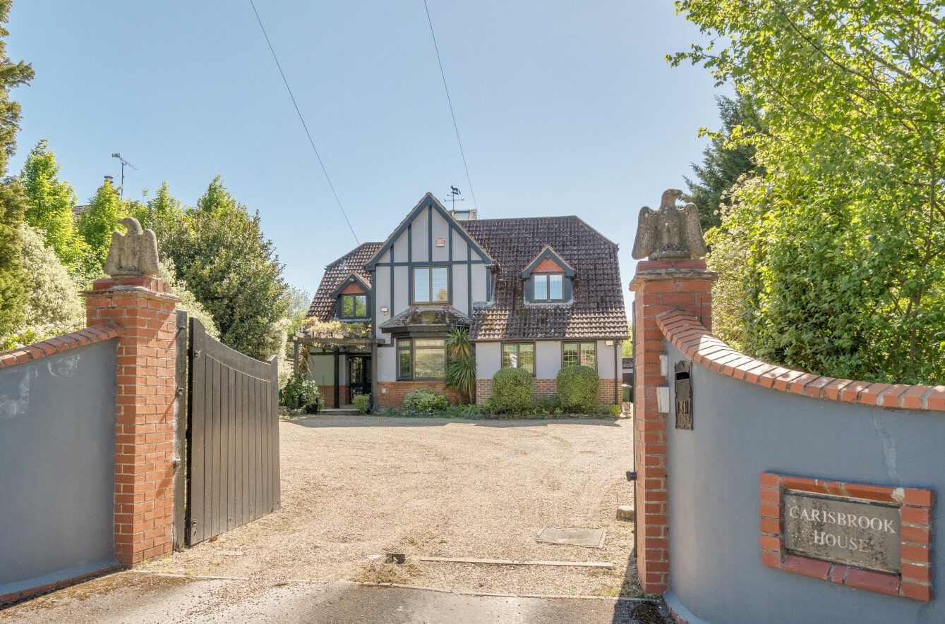 5 bedroom  detached house for sale