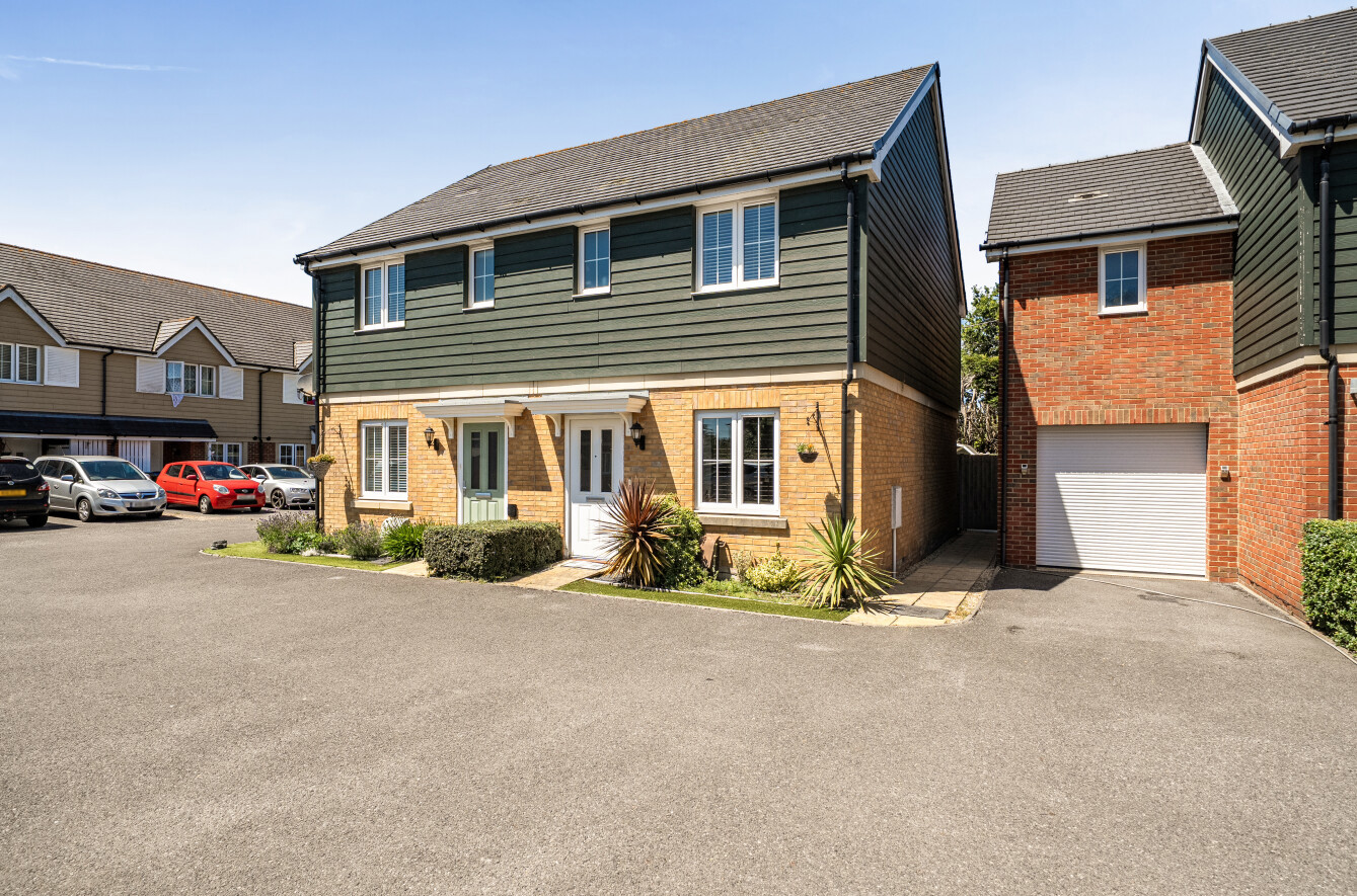 3 bedroom  semi-detached house for sale