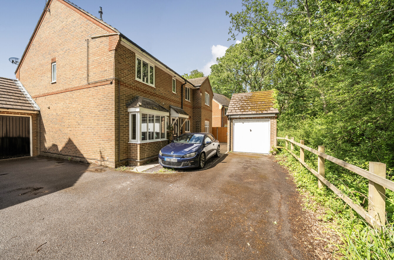 3 bedroom  semi-detached house for sale