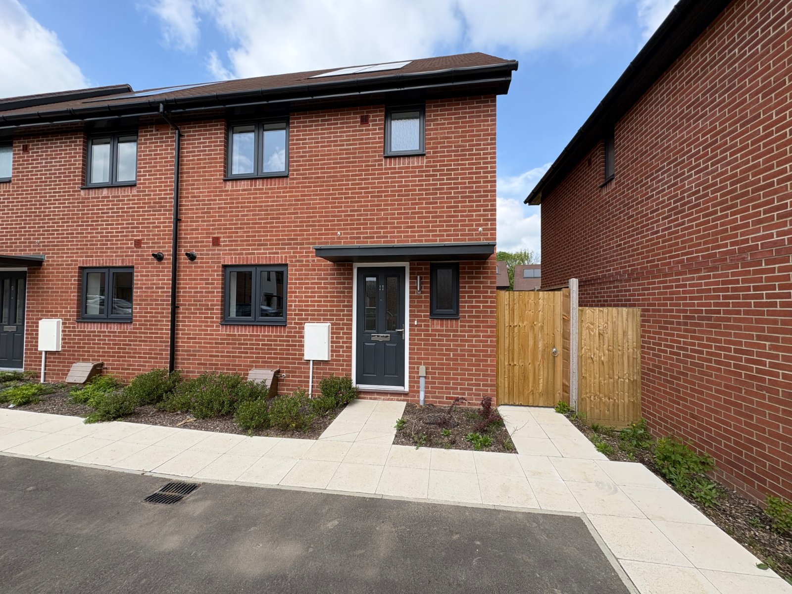 3 bedroom semi-detached property to rent