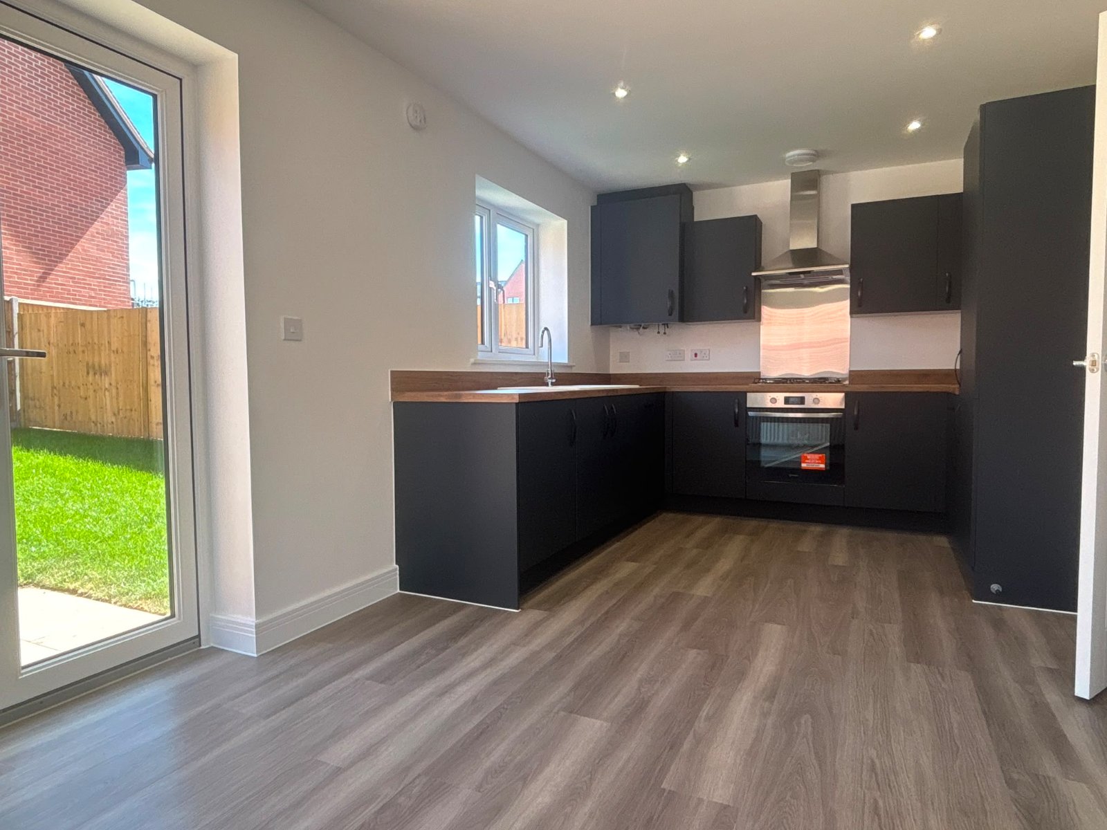 3 bedroom  semi-detached property to rent